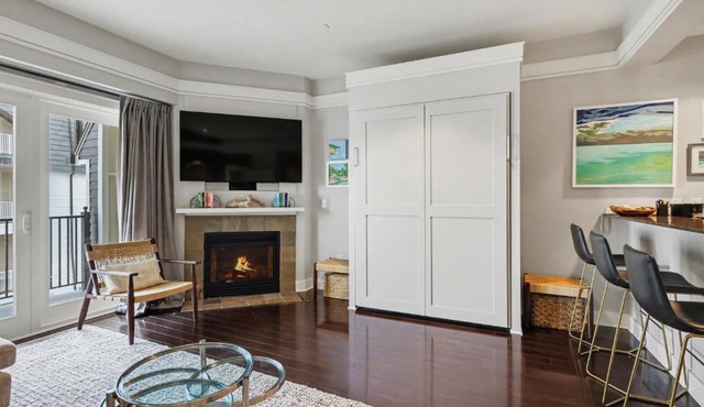 Experience comfort in King Suite 357, a cozy Bay Harbor retreat for 6.