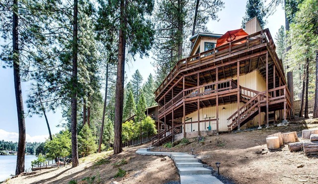 Fabulous Lakefront Group Cabin with Game Room, Outdoor Pool and Tennis Court in Groveland, California
