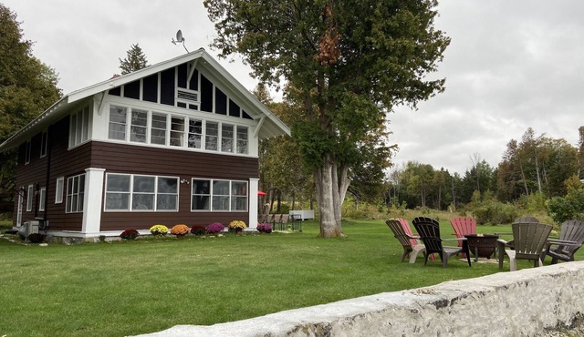 Fall Festivals! Secluded true waterfront! Sleeps uo to 12, dogs, great rates
