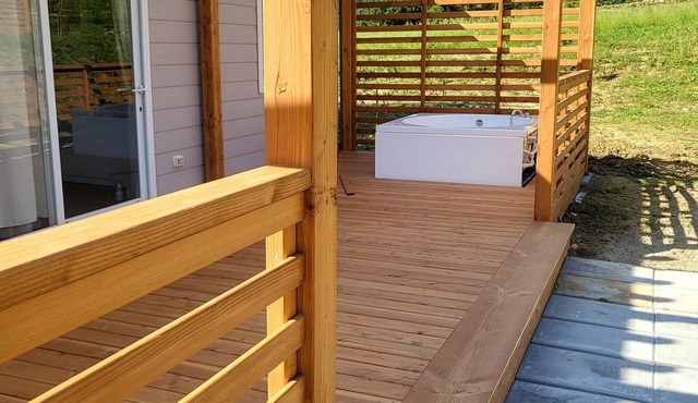 Family Byngalow with heated Jacuzzi and garden view- Menta