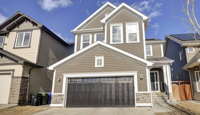 Family size beautiful house. 5 minutes to Spruce Medows and C Train station
