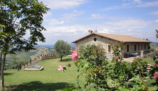 Farmhouse nestled in the green hills of Parco del Monte Subasio
