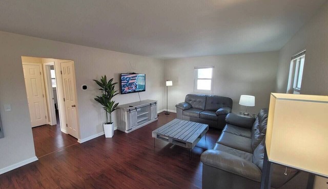 Fresh Remodeled Very Nice Upstairs Bugalo