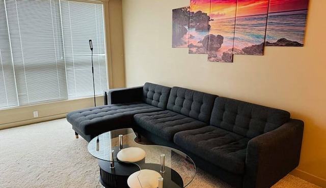 Full Apartment Near Stampede And Train Station