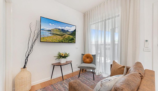 Gorgeous 3-Bed House with Spacious Shared Backyard
