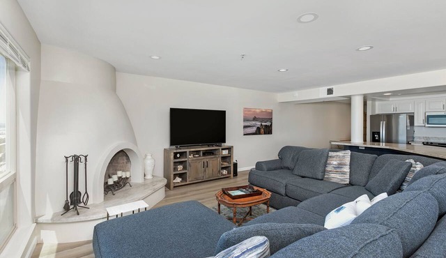 Gorgeous Large Spacious 3 Bedroom Direct Oceanfront