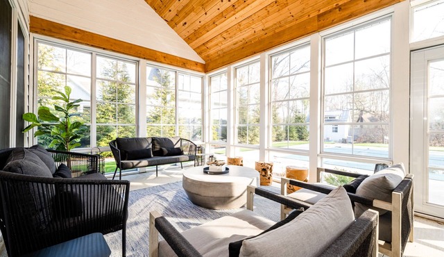 Gorgeous Modern Cottage With Private Pool And Close To Beach!