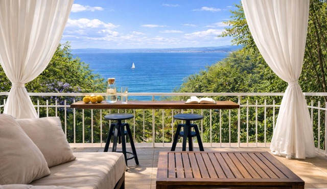 Grand Seaview Retreat - walk to the beach