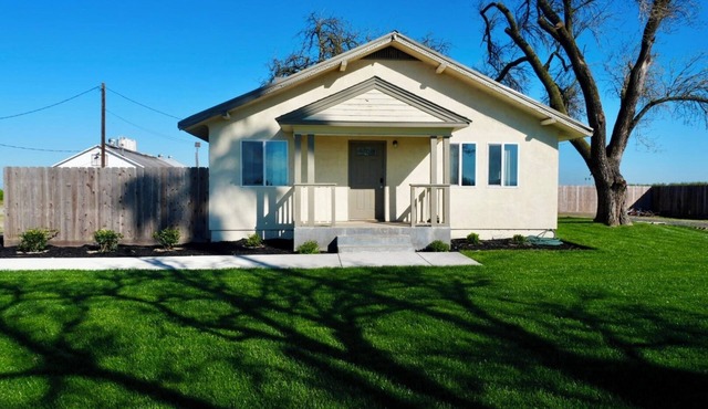 Great for groups: Romantic farmhouse with beautiful lawns and parking.