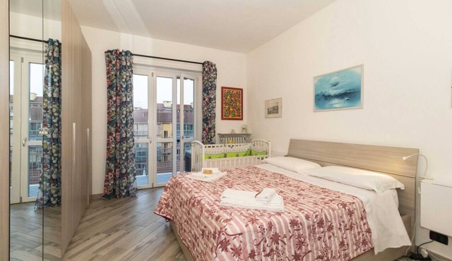 GuestHost - Comfortable and functional apartment of about 75 square meters which can accommodate up to 4 adults located on the fourth floor of a building equipped with a lift.The property is located in an area served by everything: bars, supermarkets, re