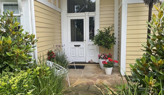 Hamptons vibe. Iconic Village, Train, Beach, Bars/Restaurants a 5 Minute walk!