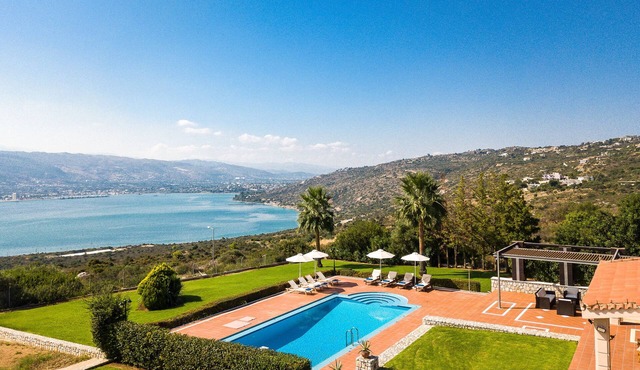 Hanging Over the Sea - Enormous Garden With Full Privacy & Spectacular Views!