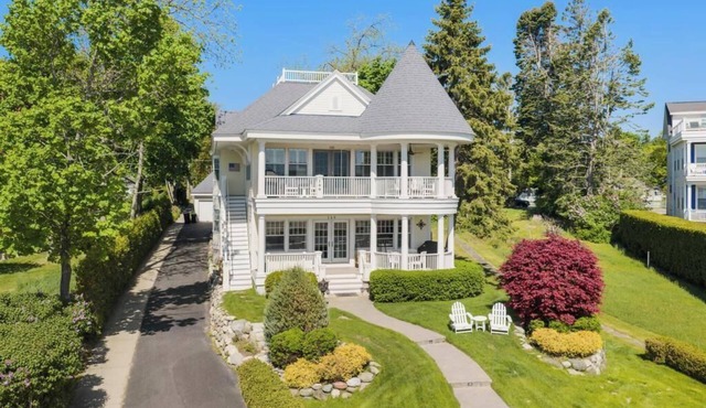 Harbor Cottage: 4 BR, 3.5 BA Cottage in Harbor Springs , Sleeps 12