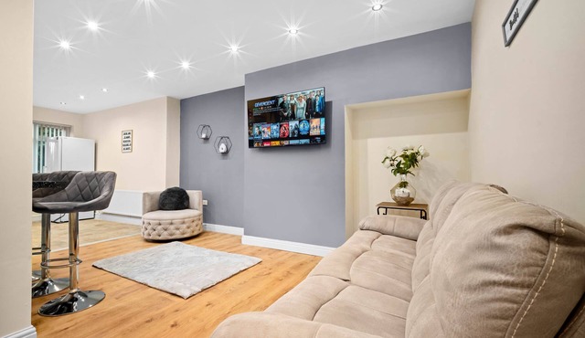 Harborne House 4 bedroom Contractor Qe Hospital