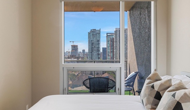 Heart of Downtown Calgary Luxury Condo with Stunning Views and Premium Amenities