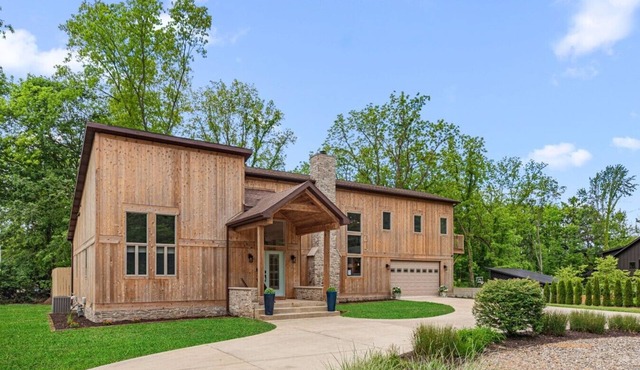 Heated year-round pool, hot tub, close to Lake Michigan beaches!