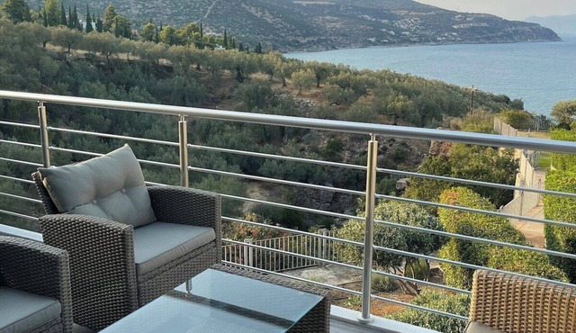 Hellenic Escapes: Modern 2-Bedroom with Panoramic Sea Views