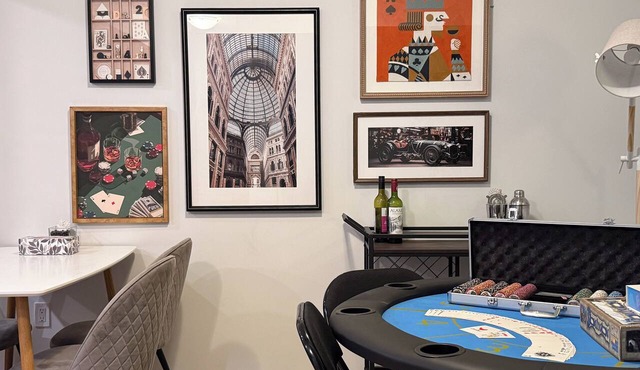 High Roller Manor: Hot Tub, Bar & Games