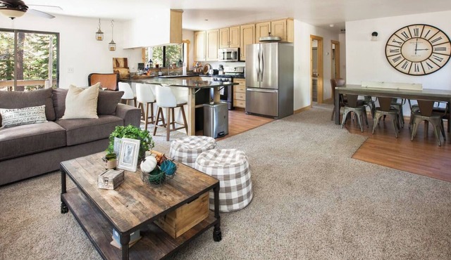 Hillside Hideaway - Close to downtown Truckee