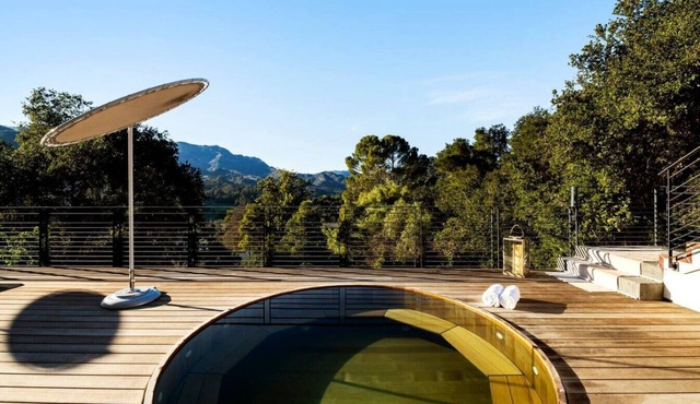 Hillside Hideaway w/Deck & Spa in Topanga Canyon