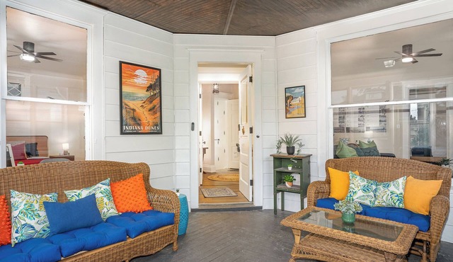 Historic Hideaway: Lower Apt. Near Beach/Downtown