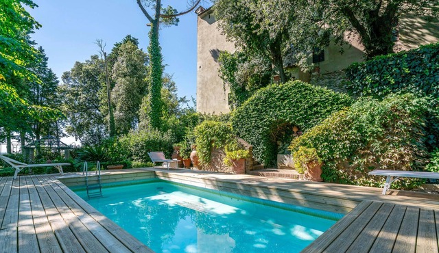 Historic vacation home in a hilly location in the characteristic historic village of Larciano Castel