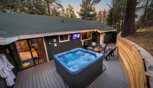 Hot tub, fire pit, 6 min to beach & ski, sleeps 6