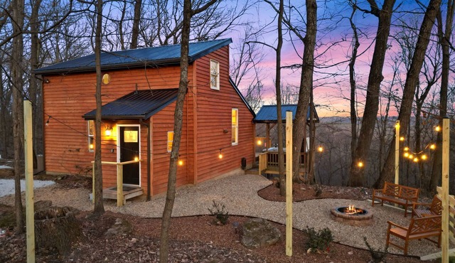 Hot tub/fire pit/fireplace/grill/pool table/EV/pets/HOA lake/fishing