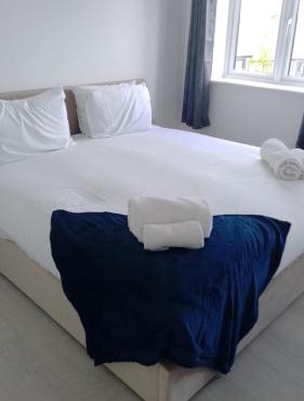 Huge 4 Bed House with parking and garden