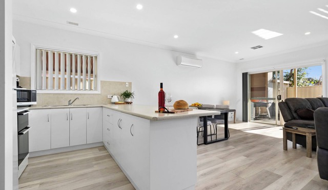 Immaculate, Modern, Comfortable Apartment in a Convenient Location