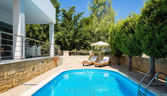 Inn Villa - Pool, BBQ, Playground & Close to Beach, Car-free holiday
