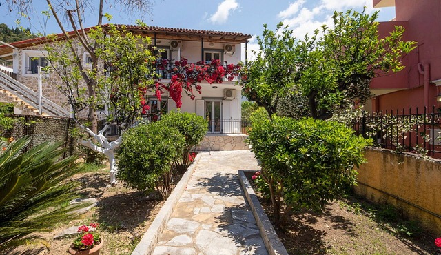 Irini apartment, 2 bedrooms, central Agios Gordios, 5 minute walk to the beach.