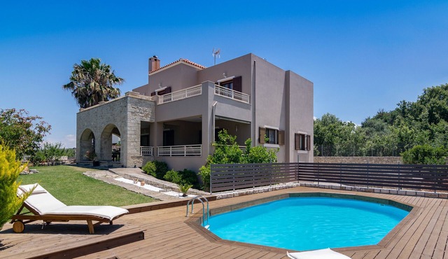 Iris villa for 8, pool, near taverns & mini markets
