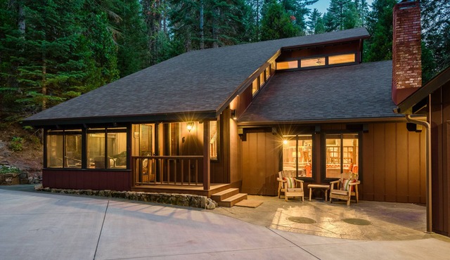 Johnson's Firefall Lodge - 2 miles from Yosemite National Park!