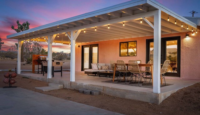 Joshua Tree 2BR Oasis Cowboy Pool Hot Tub Spa Fire Pit