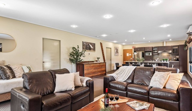 Kickenback Chalet - 2BR Chalet l Gym l Indoor Pool l Tennis Court l WiFi l Air-Con