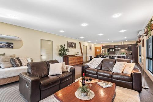 Kickenback Chalet - 2BR Chalet l Gym l Indoor Pool l Tennis Court l WiFi l Air-Con