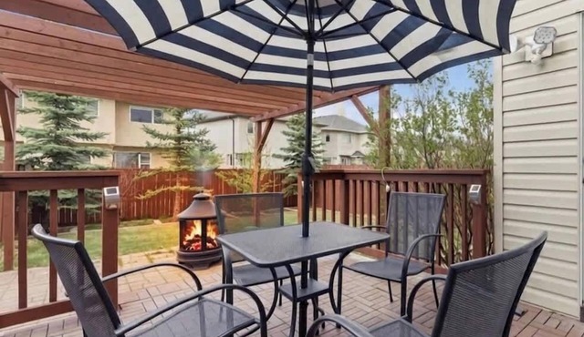 King Bed, 75 min Banff, Backyard and Wood Fire BBQ
