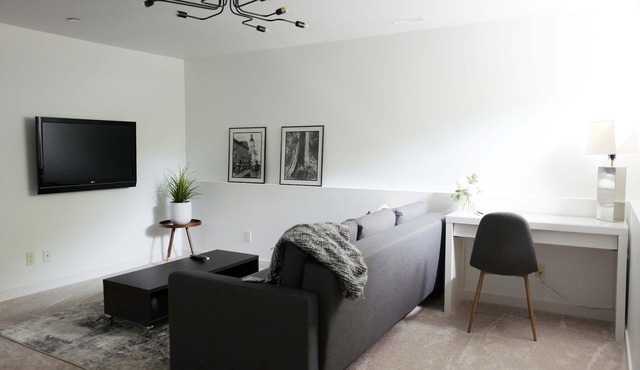 Kitsilano Modern Comfort - Spacious 1 bedroom in quiet tree lined neighbourhood
