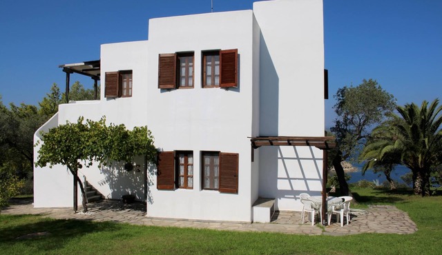 Komfortable holiday apartment with terrace directly at the sea, Wifi | Ormos Pan