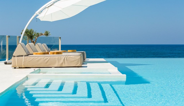 La Casa di Mare, Luxury Beach Front Villa with Private Pool, Whirlpools & Sauna