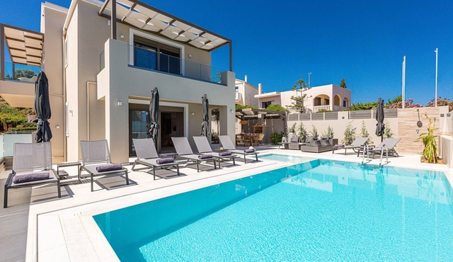 Lagoon Seabreeze Villa, Walking distance to the beach & shops!Car Free holiday!