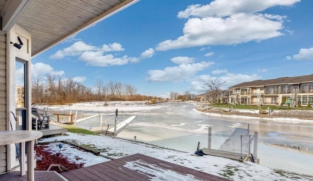 Lake Erie 2-bedroom condo with pool