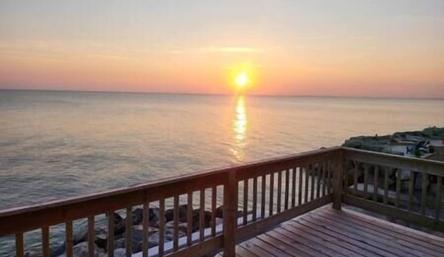 Lake Erie Water Front Home Private Beach w/Tower
