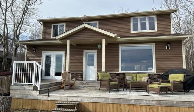 Lake front cabin w/hot tub & firepit, close to The Village at Pigeon Lake.