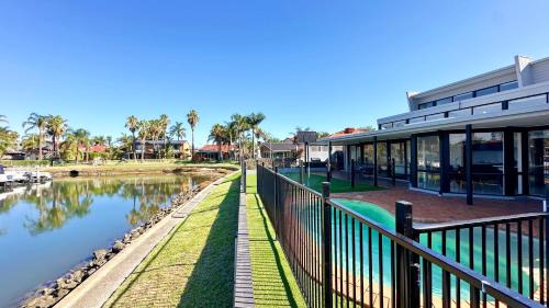Lakefront 6B4B House by GoodLive