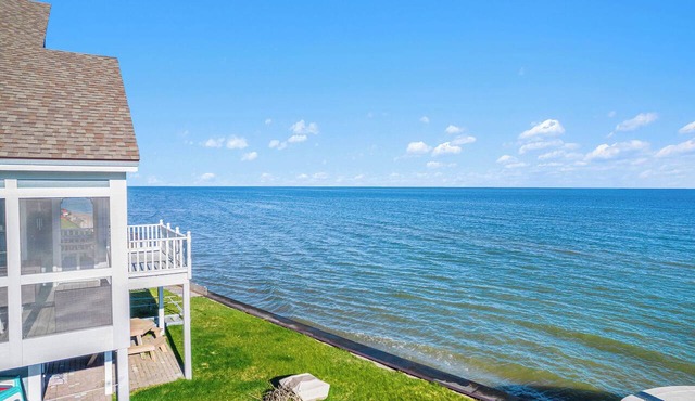 Lakefront Lux Home, Min to Downtown, Scenic View