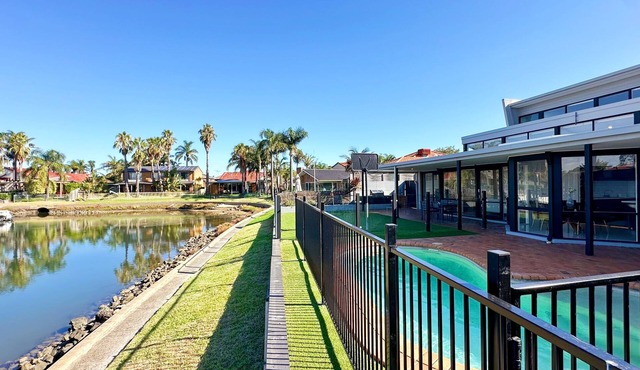 Lakefront/View/Swimming Pool/6B4B/Shopping Nearby