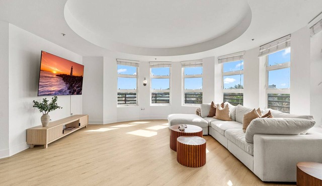Large 3BR Santa Monica Gem Central & 10 Min from the Ocean