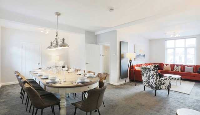 Large Luxury Home in Solihull - Sleeps 14, near NEC & BHX